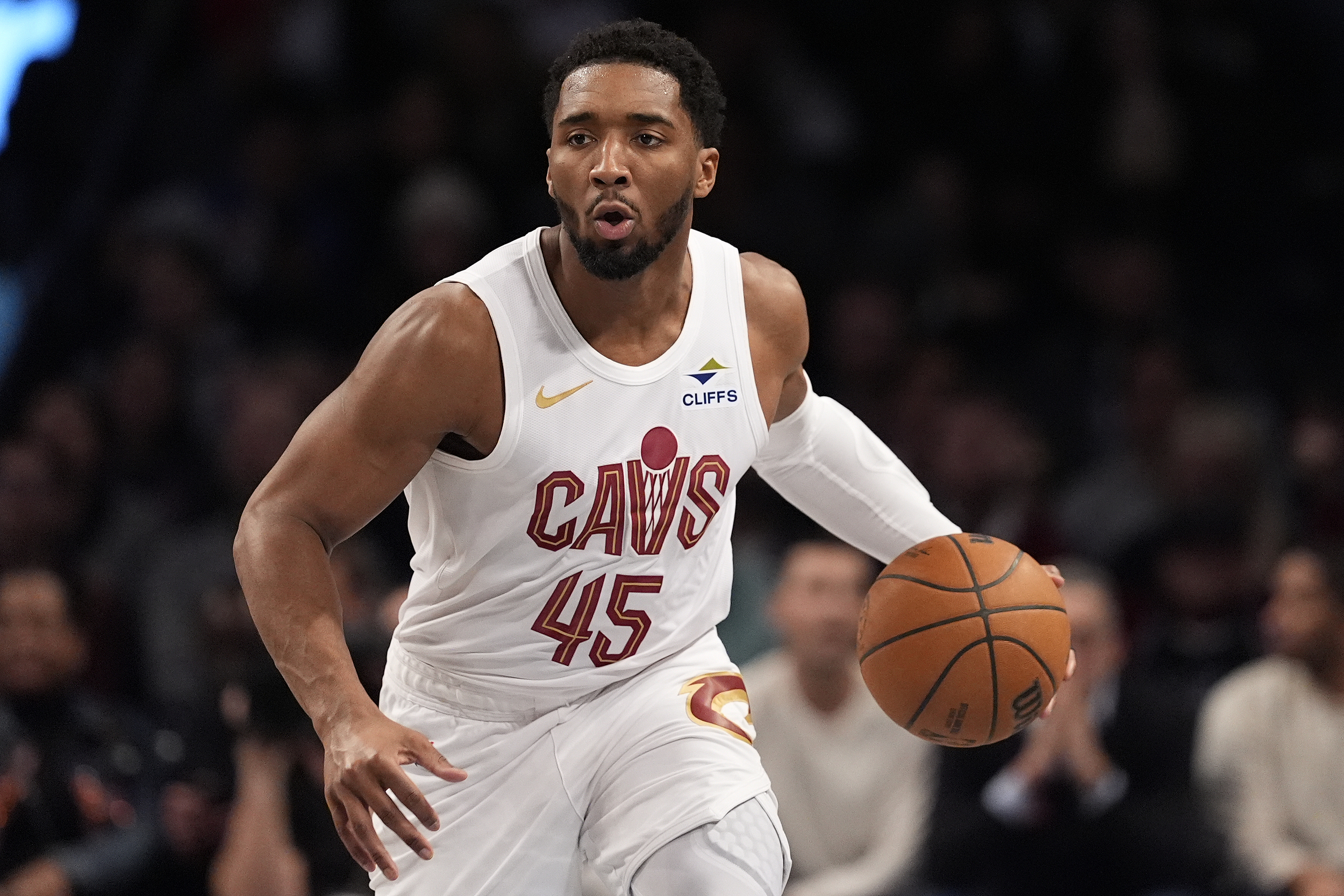 关于爵士队主场战胜黄蜂队，米切尔表现神勇砍下+的信息