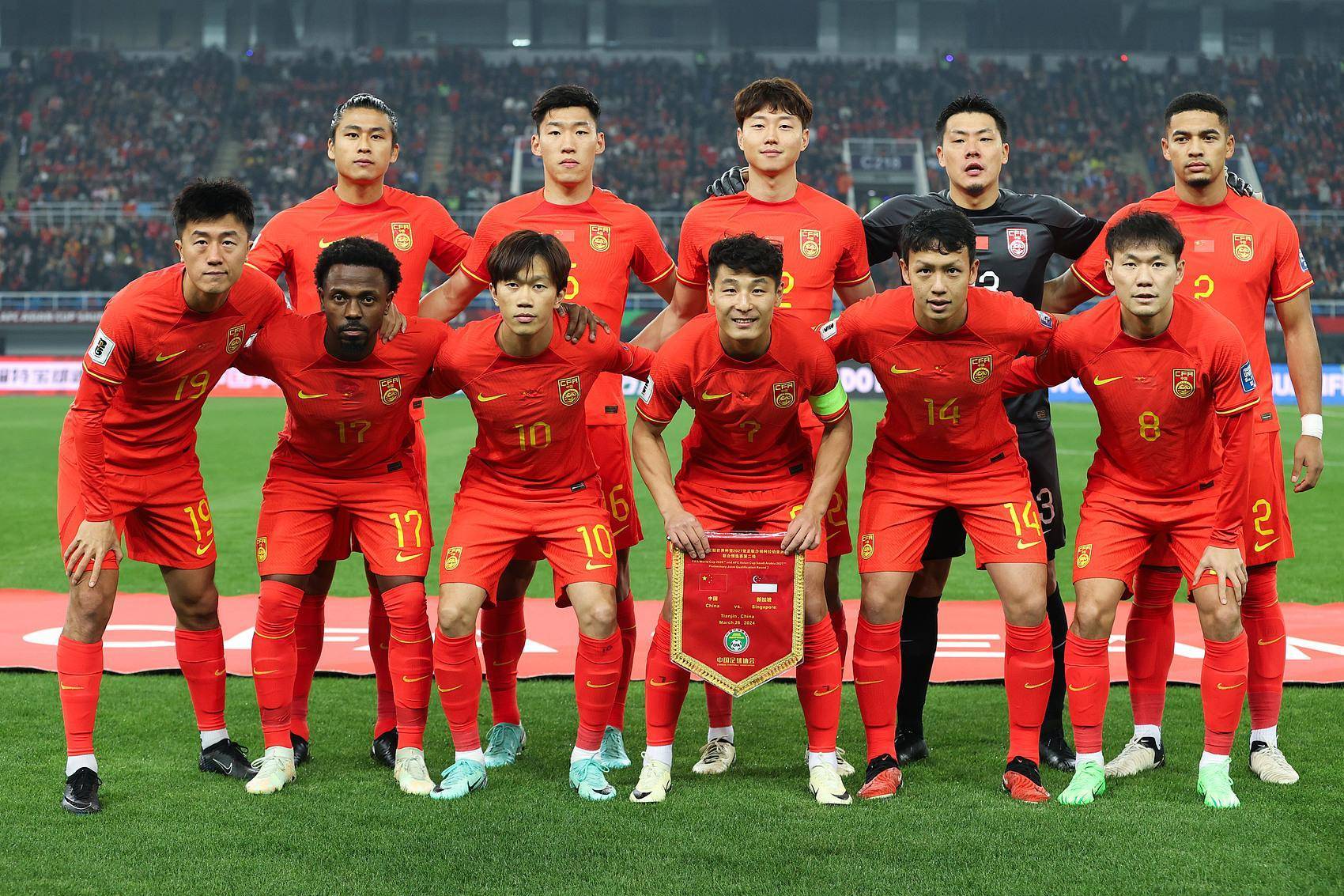 包含国内足球比赛日渐升温，球队实力较劲激烈的词条