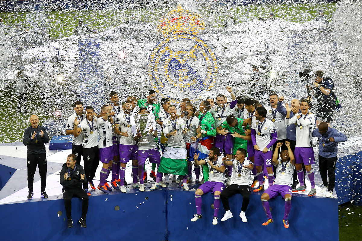 包含足球巨头集结，冠军宝座争夺再掀巅峰对决的词条