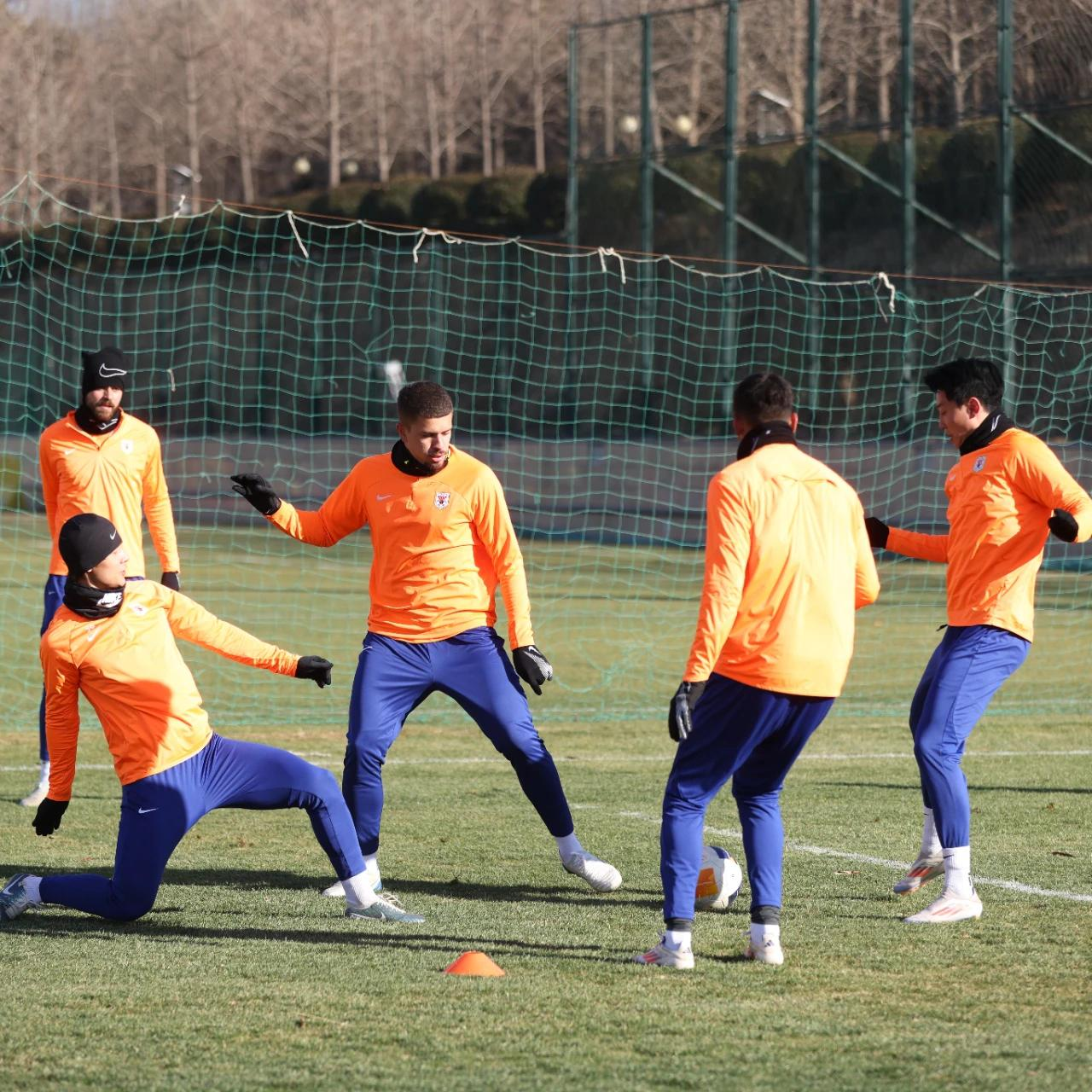 包含欧预赛赛场上球员互相支持，全力冲刺的词条