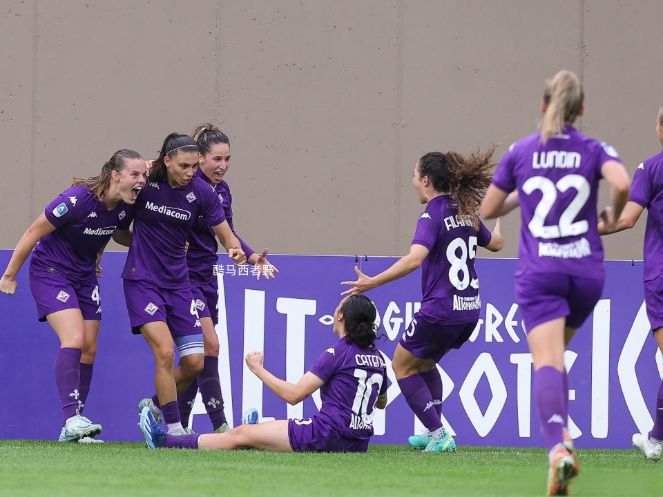 国际女足在比赛中全力争胜