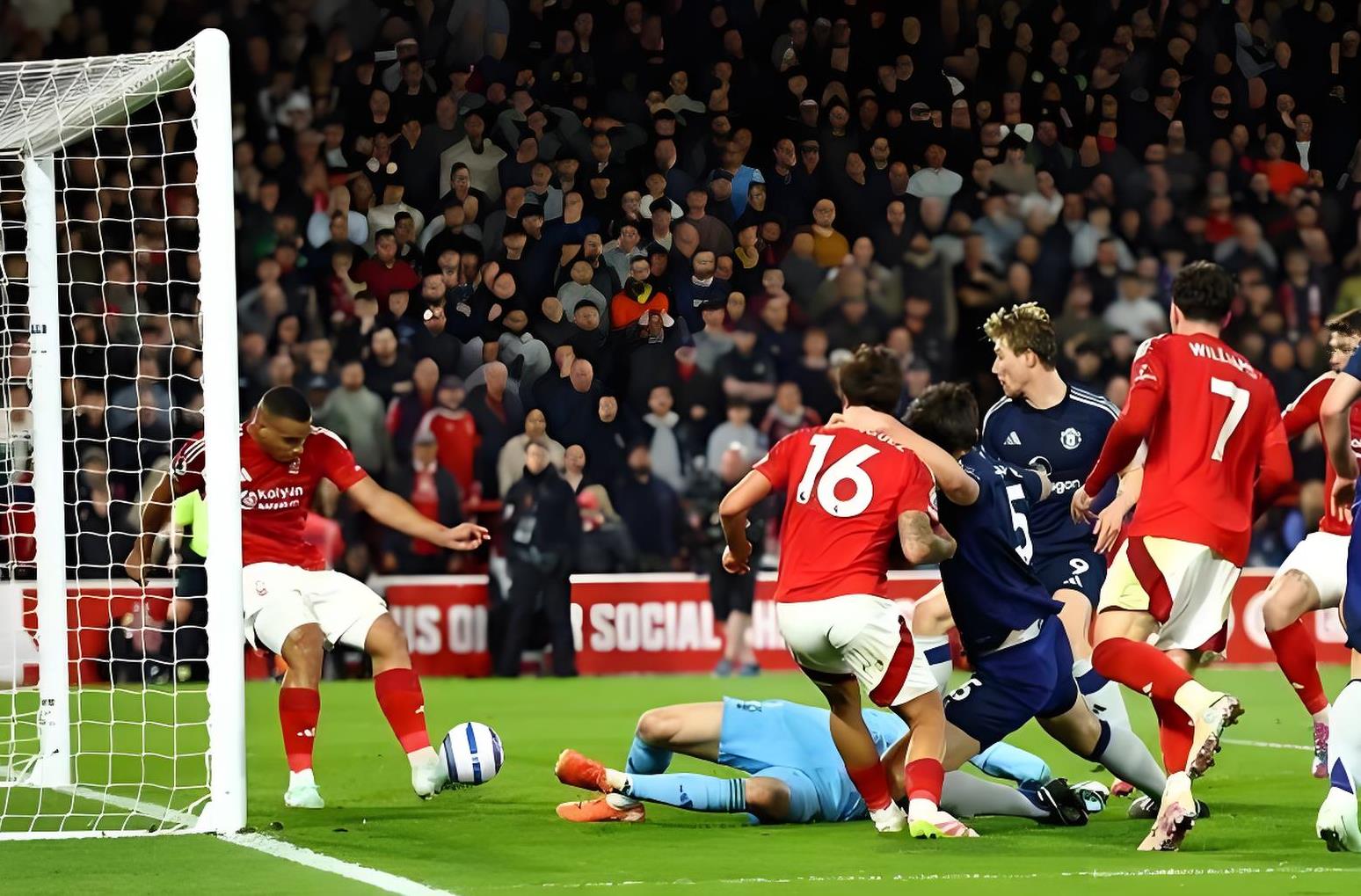 包含曼联主场不敌莱斯特城，遭遇两连败的词条