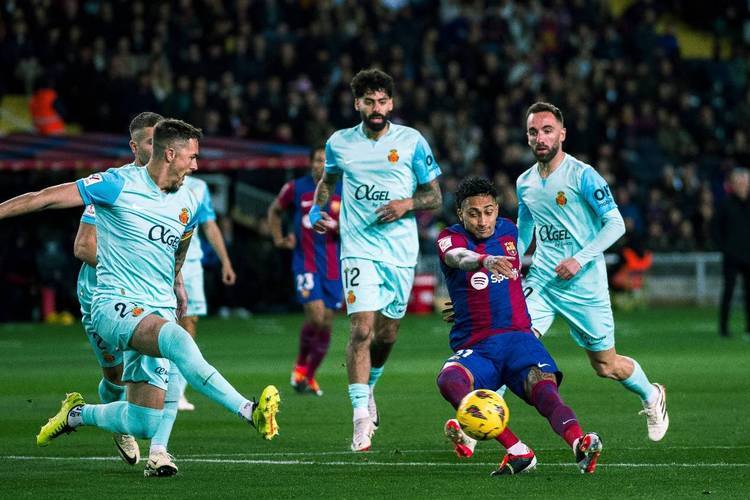 包含巴塞罗那主场大胜马竞输给了皇家社会的词条