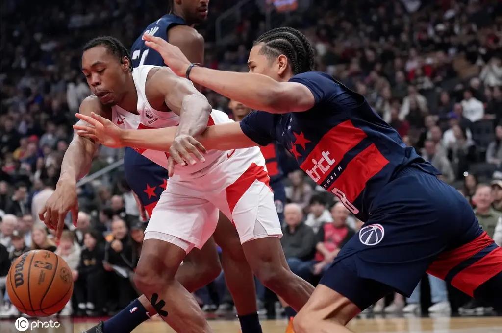 猛龙主场战胜老鹰,取得五连胜 猛龙主场战胜老鹰,取得五连胜