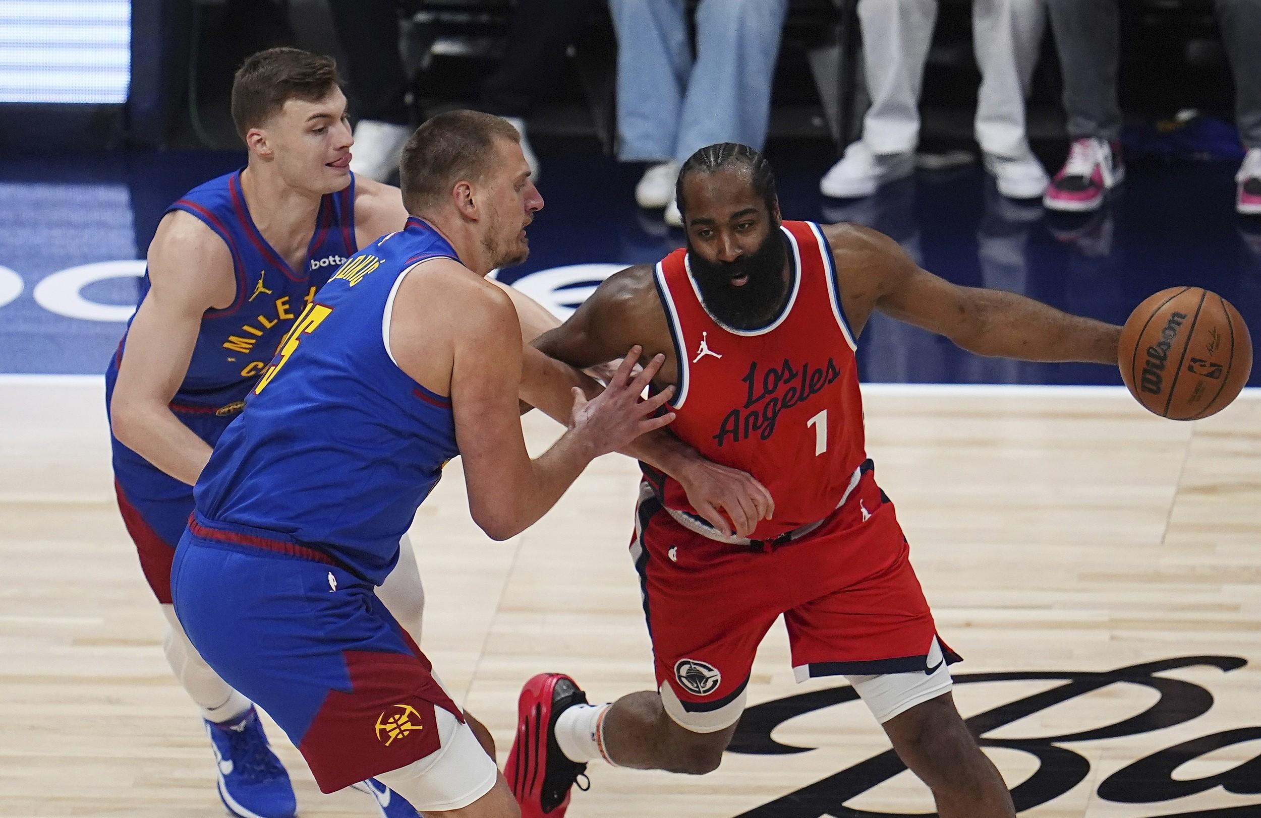 雄鹿主场击败掘金，保持不败之身